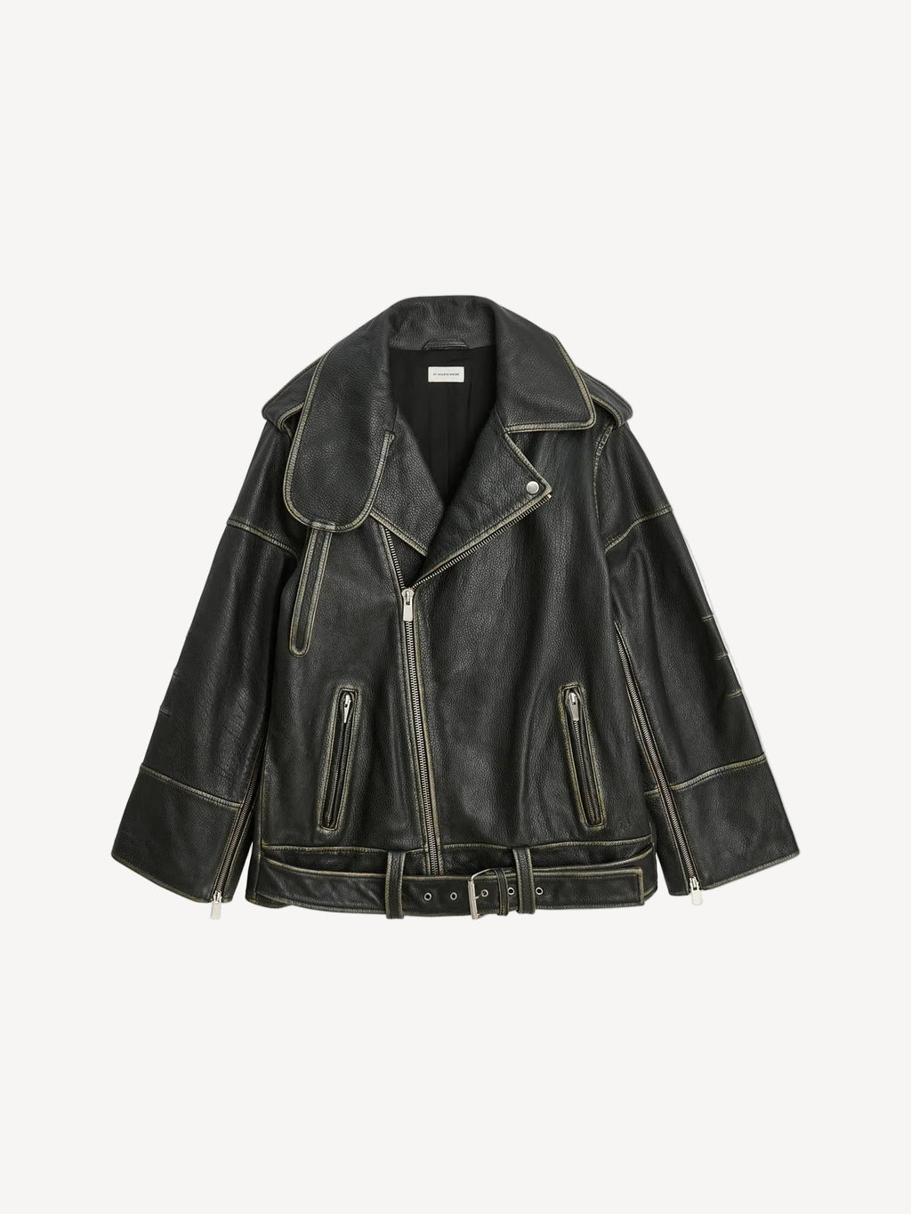 By Malene Birger Beatrisse skinnjakke i sort, laget av kuskinn, med biker-inspirerte detaljer og en tidløs passform.
