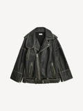 By Malene Birger Beatrisse skinnjakke i sort, laget av kuskinn, med biker-inspirerte detaljer og en tidløs passform.