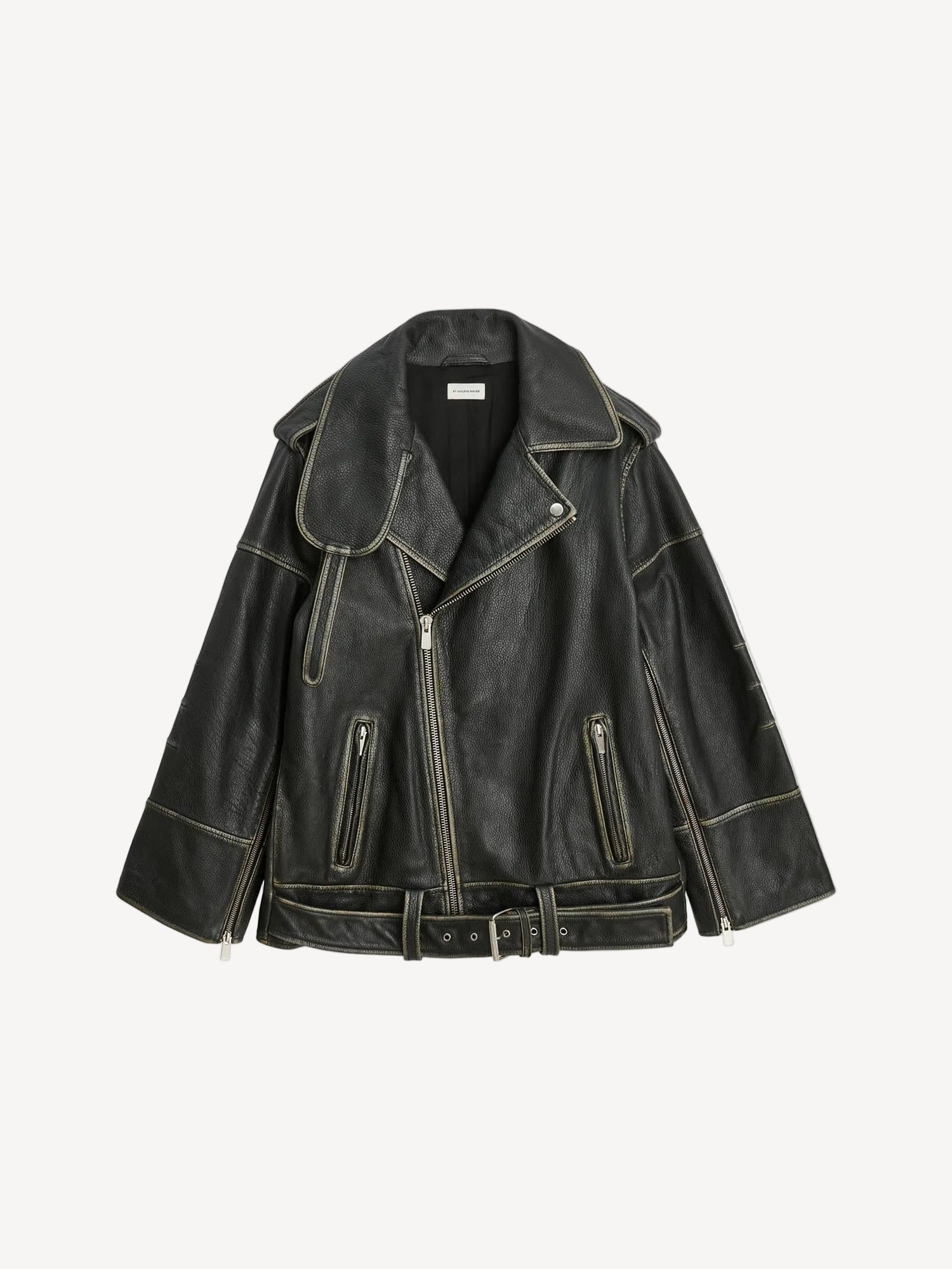 By Malene Birger Beatrisse skinnjakke i sort, laget av kuskinn, med biker-inspirerte detaljer og en tidløs passform.