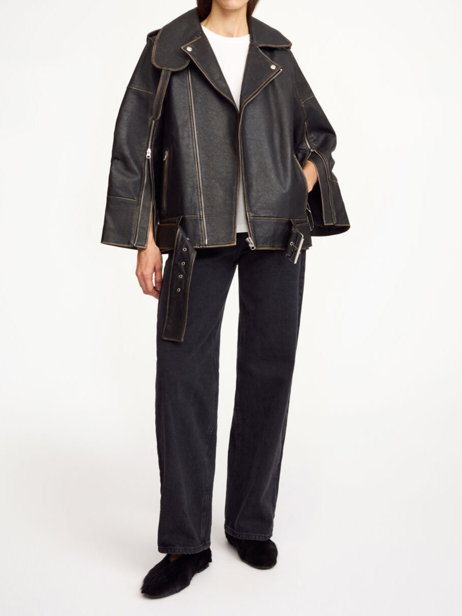 By Malene Birger Beatrisse skinnjakke i sort, laget av kuskinn, med biker-inspirerte detaljer og en tidløs passform.
