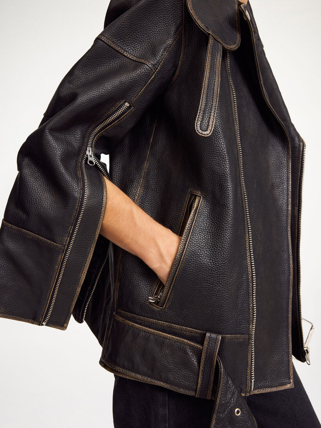 By Malene Birger Beatrisse skinnjakke i sort, laget av kuskinn, med biker-inspirerte detaljer og en tidløs passform.
