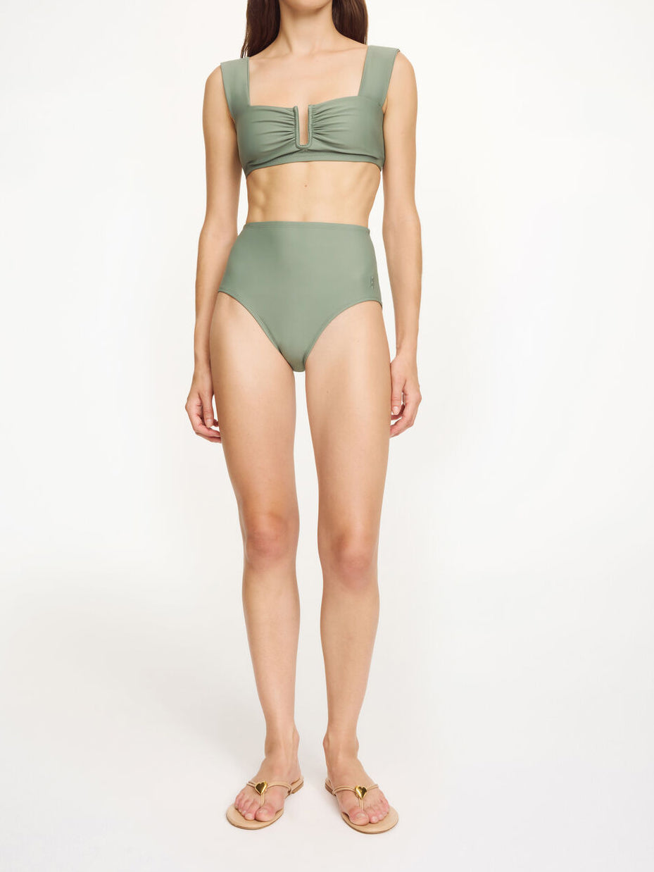 BELIRA bikinitopp fra By Malene Birger i grønn. Laget i resirkulert polyamide og elastane. Brede stropper, V-utringning i front og flatterende passform.
