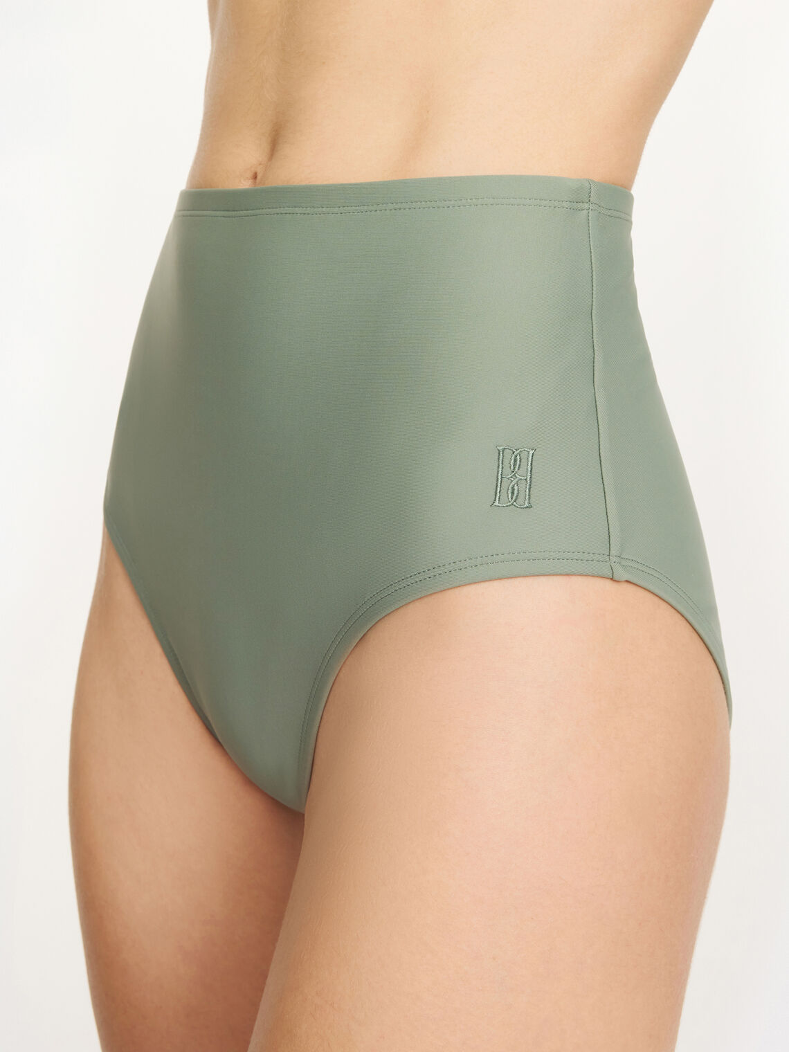 BELIRA bikinitruse fra By Malene Birger i grønn. Laget i resirkulert polyamide og elastane. Høyt liv og flatterende passform.