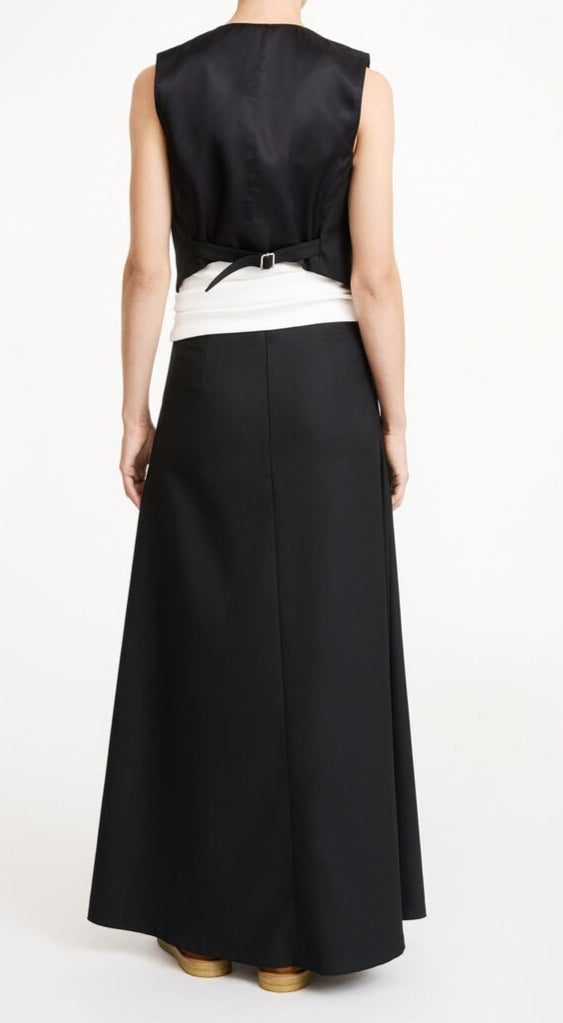 By Malene Birger Bettas vest i sort, et feminint nøkkelplagg med en androgyn look.