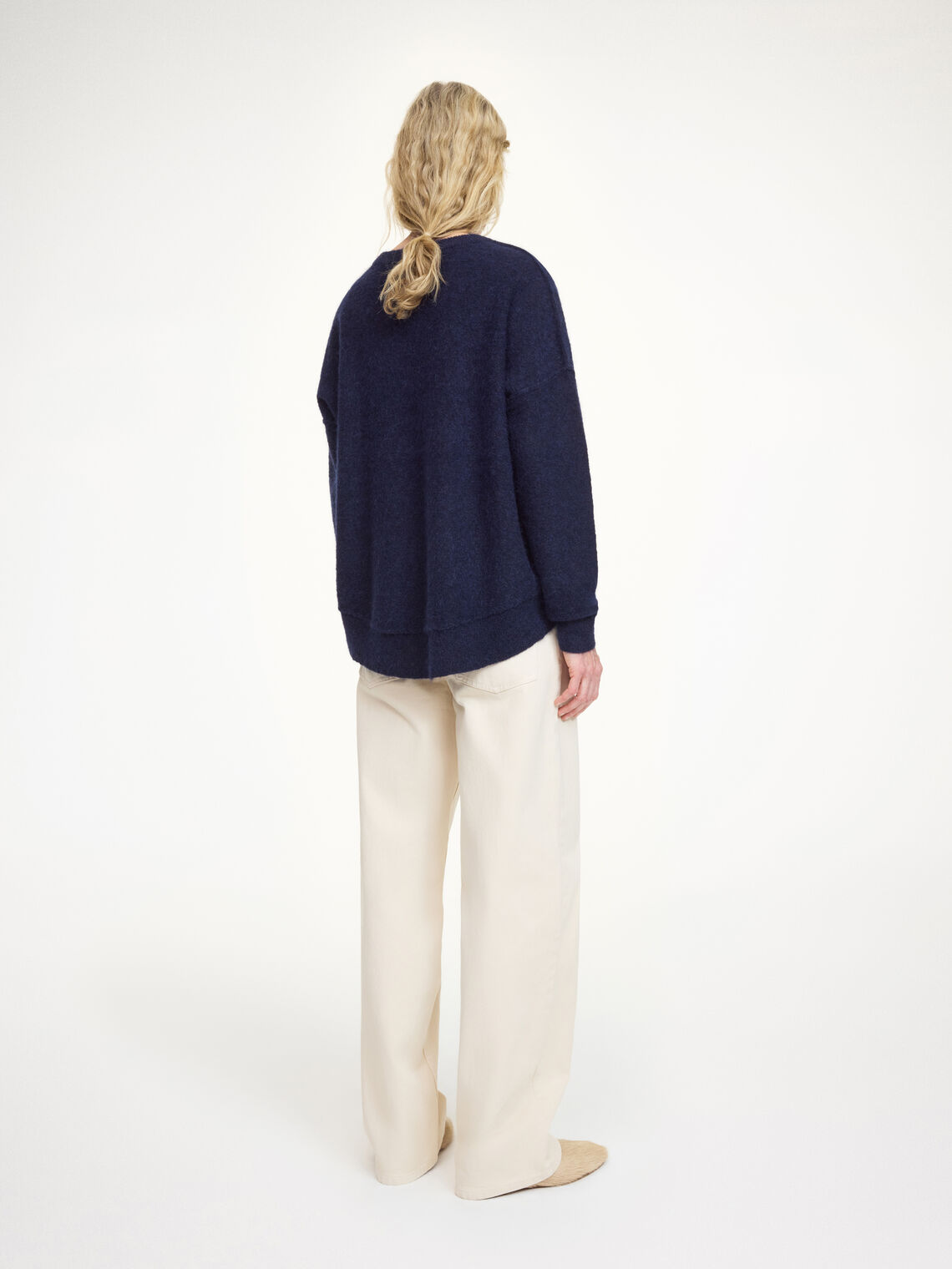 Blå oversized mohairgenser med vrengte sømmer og rund hals, mohair og ull – By Malene Birger
