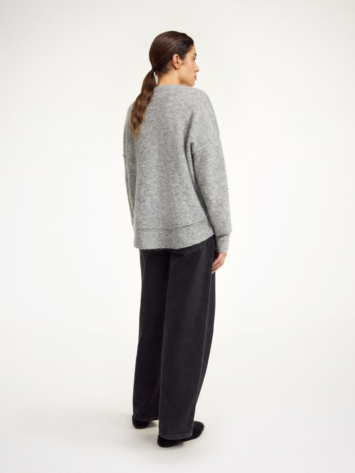 By Malene Birger BIAGIORMS genser i grå mohair og ull, med oversized passform og vrengte sømmer.