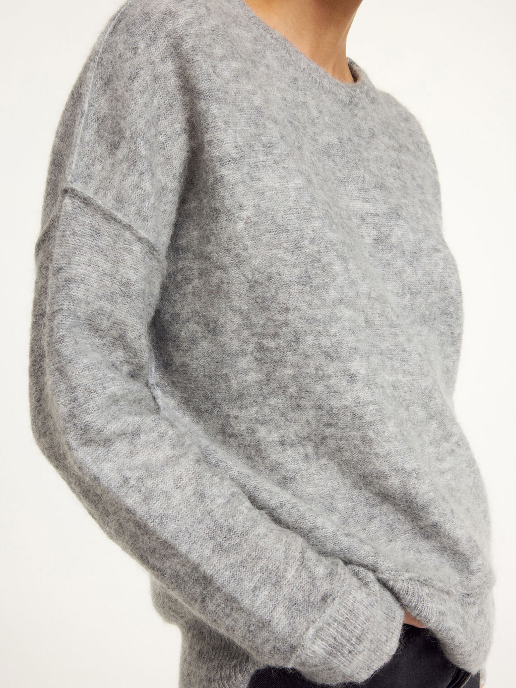 By Malene Birger BIAGIORMS genser i grå mohair og ull, med oversized passform og vrengte sømmer.