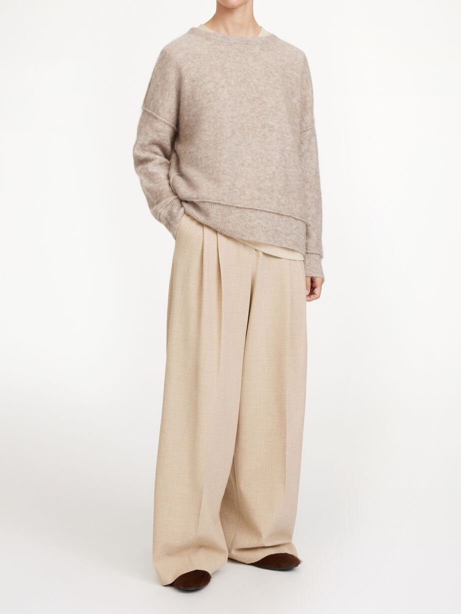 By Malene Birger Biagorms genser i beige mohair og ull, med oversized passform og vrengte sømmer.