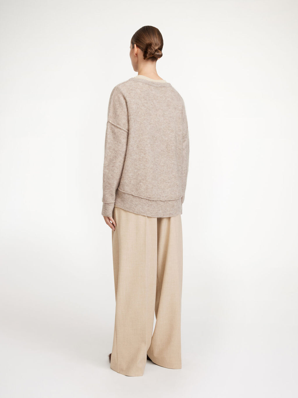 By Malene Birger Biagorms genser i beige mohair og ull, med oversized passform og vrengte sømmer.