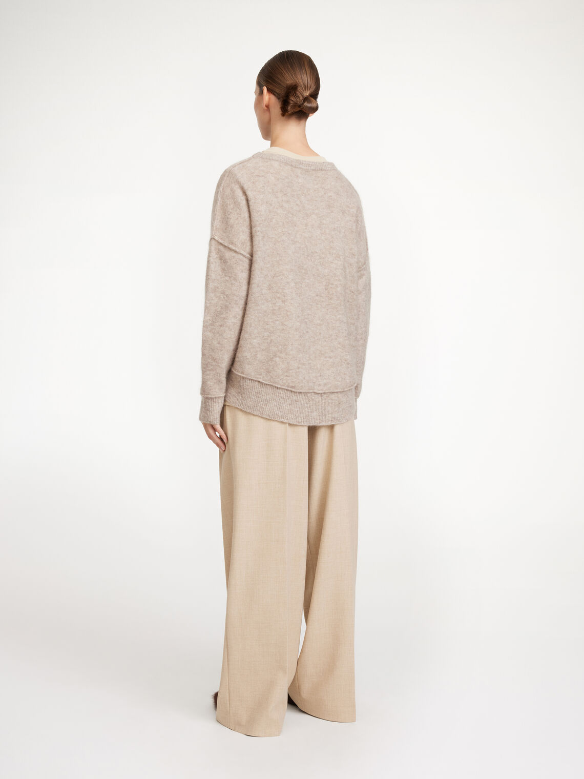 By Malene Birger Biagorms genser i beige mohair og ull, med oversized passform og vrengte sømmer.