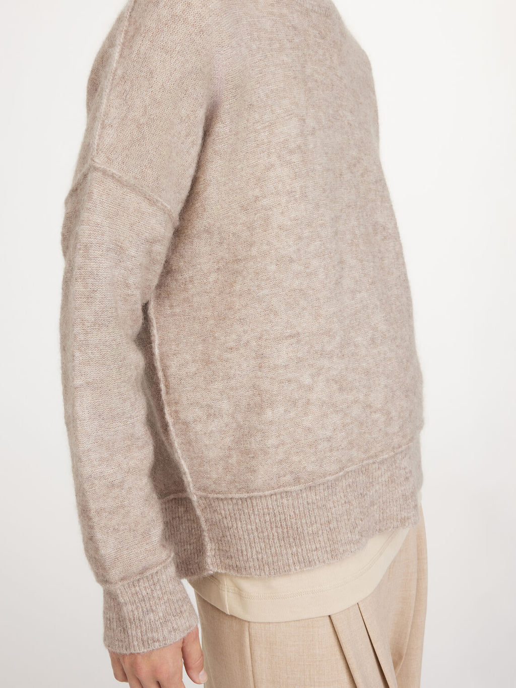 By Malene Birger Biagorms genser i beige mohair og ull, med oversized passform og vrengte sømmer.