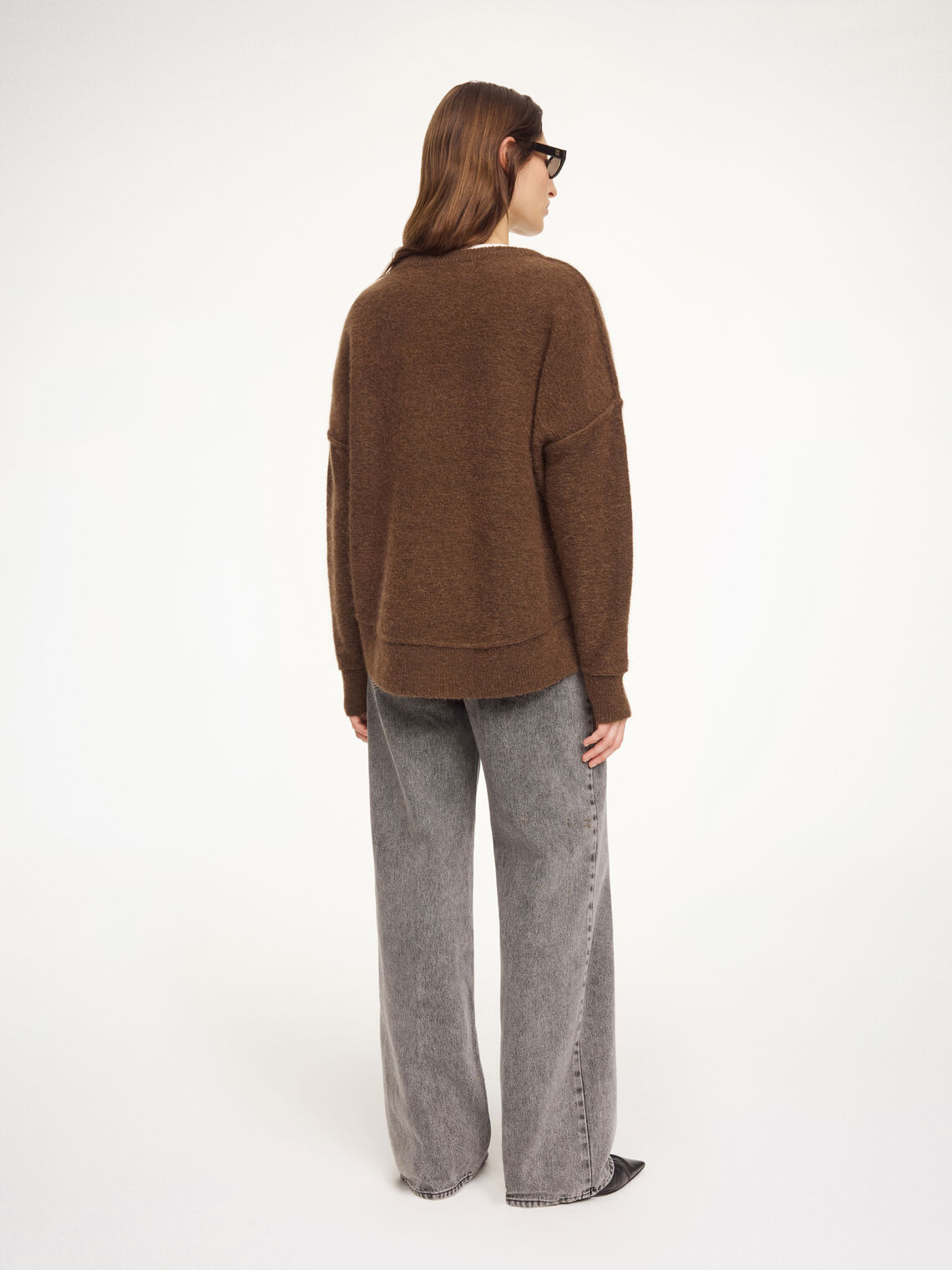 By Malene Birger Biagorms genser i mørkebrun mohair og ull, med oversized passform og vrengte sømmer.