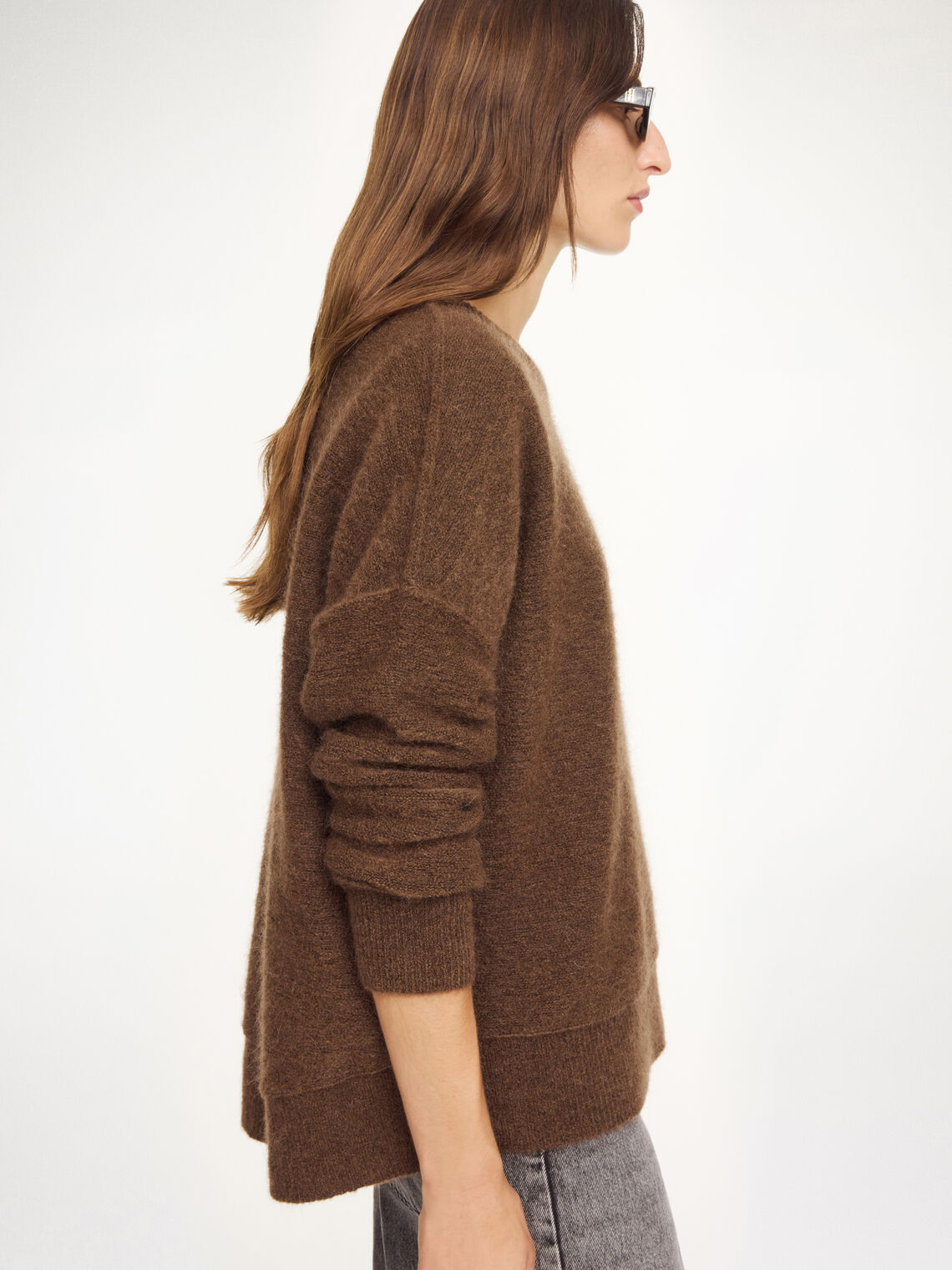 By Malene Birger Biagorms genser i mørkebrun mohair og ull, med oversized passform og vrengte sømmer.