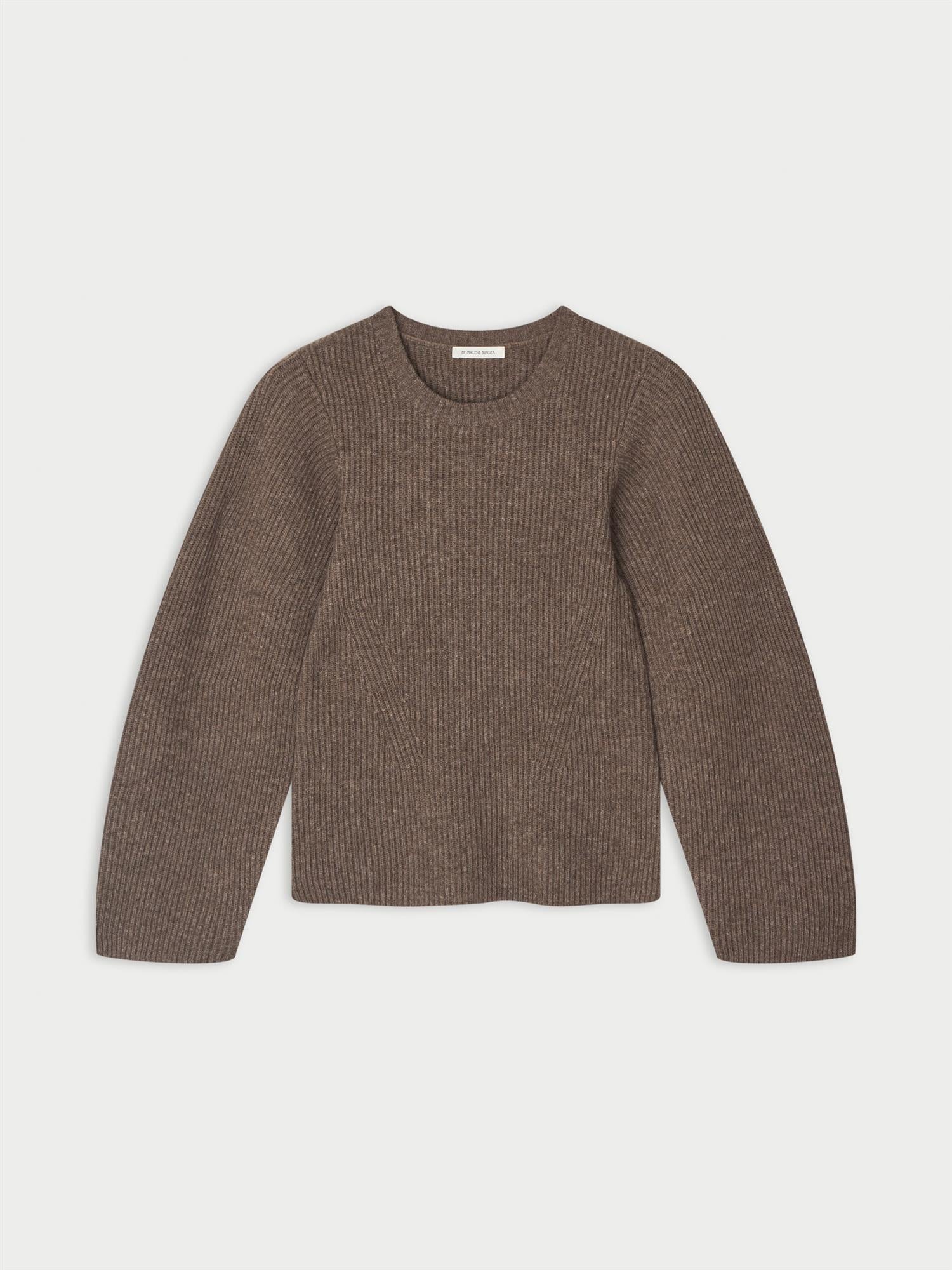 BIANCA genser fra By Malene Birger i fargen brun, laget i 75% merinoull og 25% yak.
