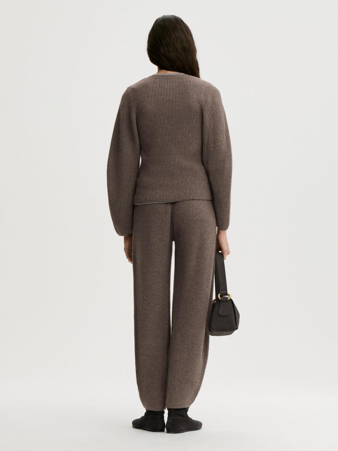 BIANCA genser fra By Malene Birger i fargen brun, laget i 75% merinoull og 25% yak.