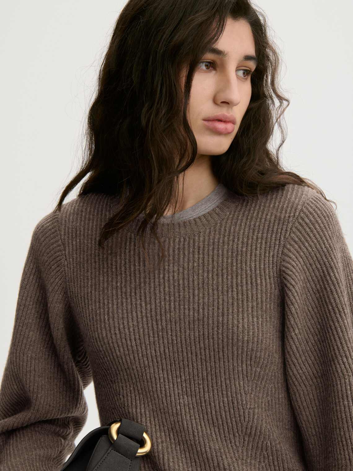 BIANCA genser fra By Malene Birger i fargen brun, laget i 75% merinoull og 25% yak.