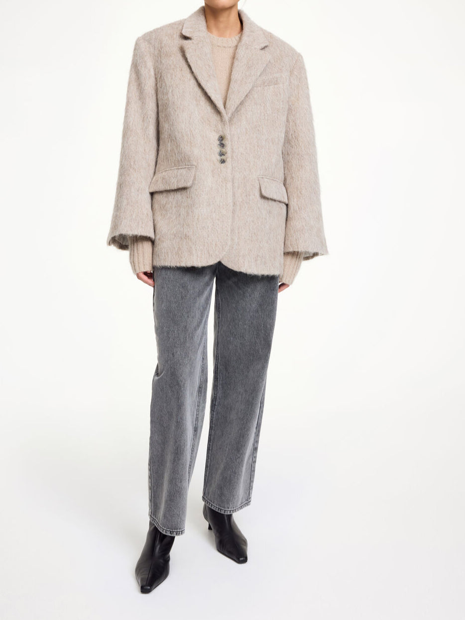 By Malene Birger Biena blazer i beige, laget av en blanding av ull og alpakka med en oversized passform.