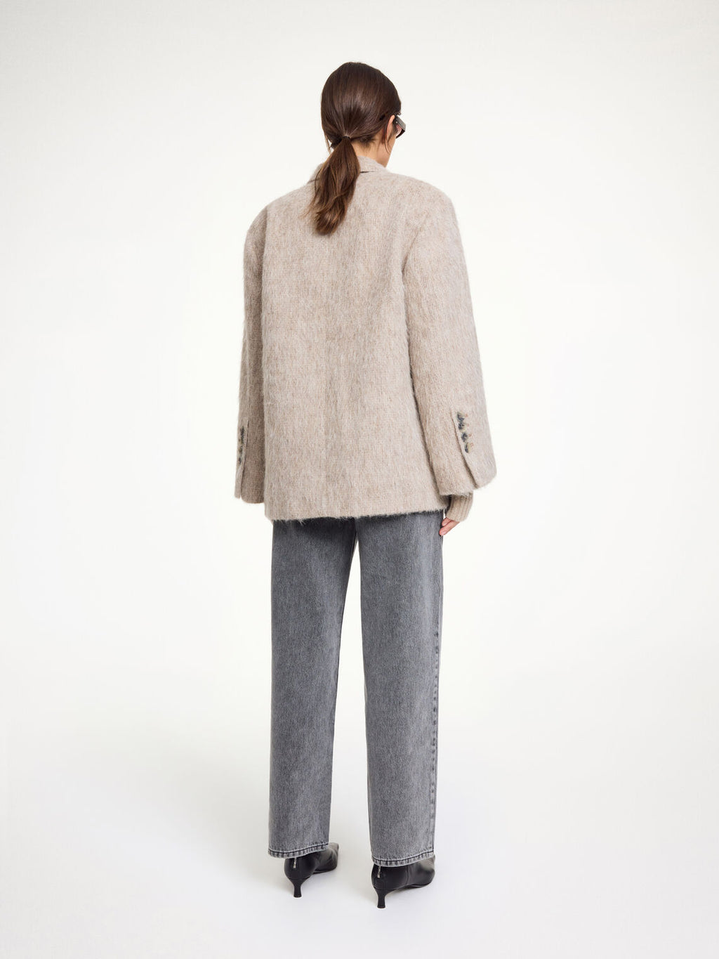 By Malene Birger Biena blazer i beige, laget av en blanding av ull og alpakka med en oversized passform.