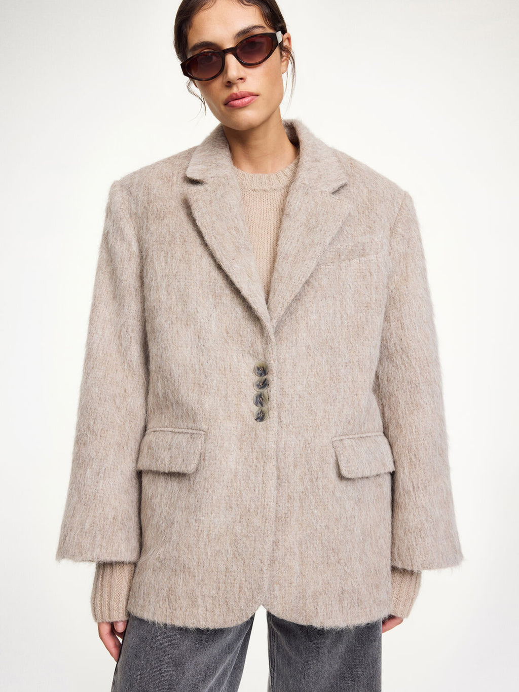 By Malene Birger Biena blazer i beige, laget av en blanding av ull og alpakka med en oversized passform.