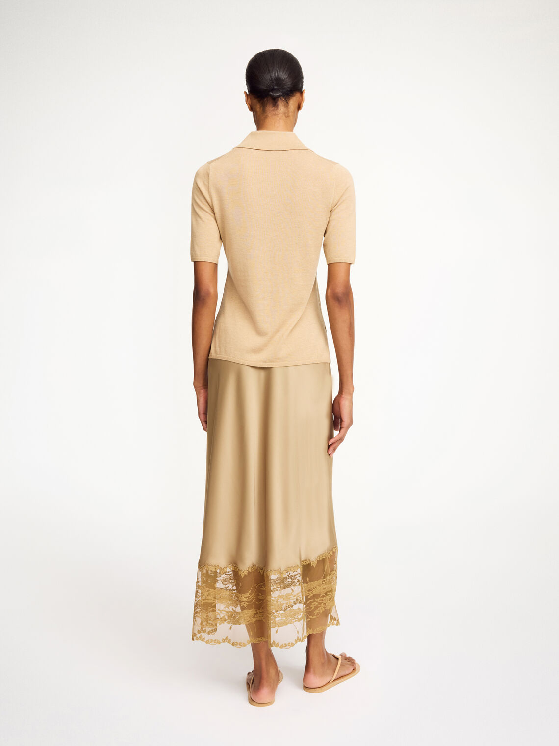 By Malene Birger Blake skjørt i beige, med blonderkant og et asymmetrisk snitt, laget av acetat og polyester.