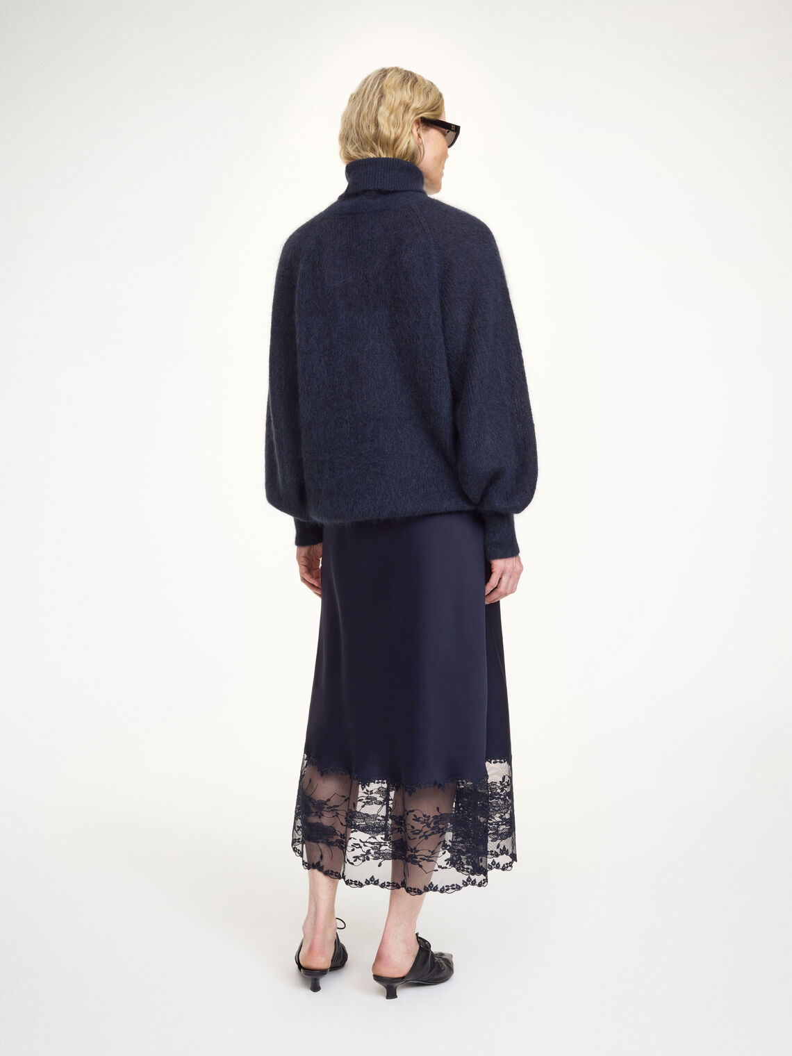 By Malene Birger Blake satengskjørt i mørkeblå acetat og polyester, baksidedetalj med strikk i livet og blondekant.