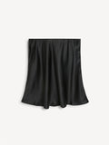 By Malene Birger Bobbas kort skjørt i sort, med en nett lengde og naturlig stretch, laget av en blanding av acetat og polyester.