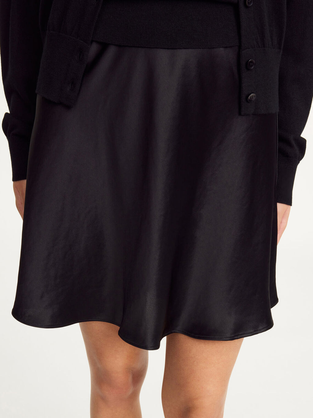 By Malene Birger Bobbas kort skjørt i sort, med en nett lengde og naturlig stretch, laget av en blanding av acetat og polyester.