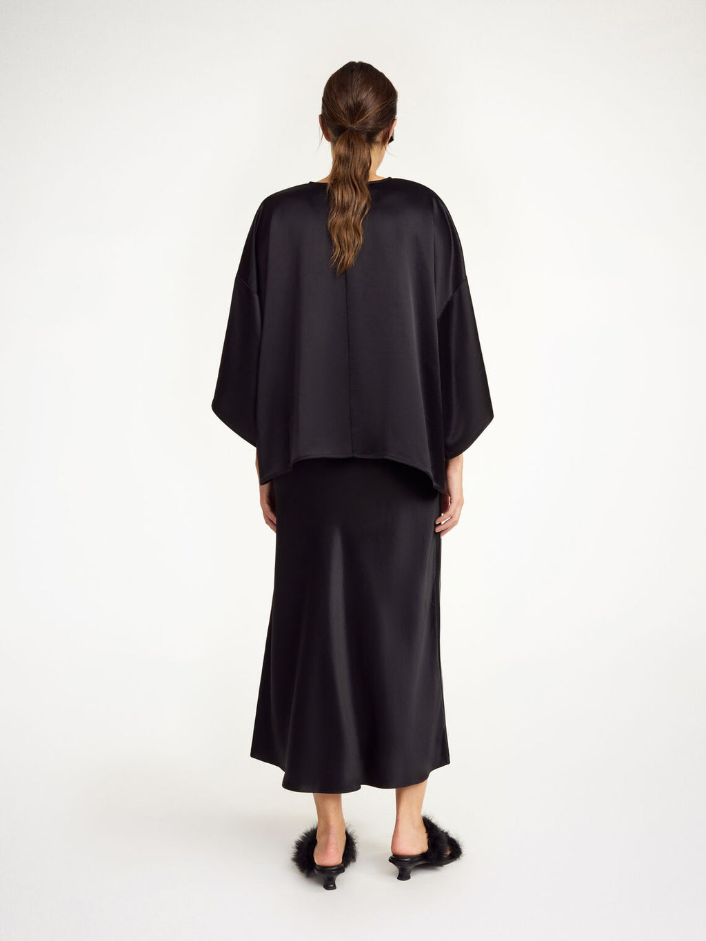 By Malene Birger Boshan satengskjørt i sort, med elegant snitt, asymmetrisk design og laget av acetat og polyester.