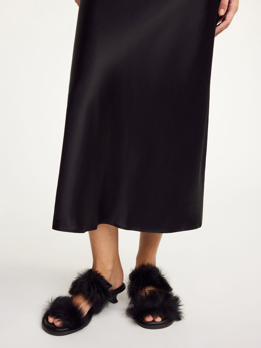 By Malene Birger Boshan satengskjørt i sort, med elegant snitt, asymmetrisk design og laget av acetat og polyester.