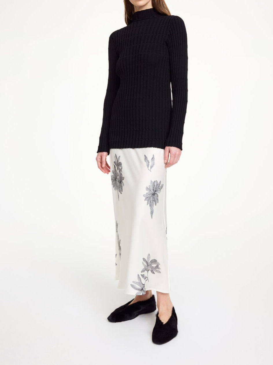 By Malene Birger Boshan skjørt med blomstermønster, i en elegant og asymmetrisk design, laget av en blanding av acetat og polyester.