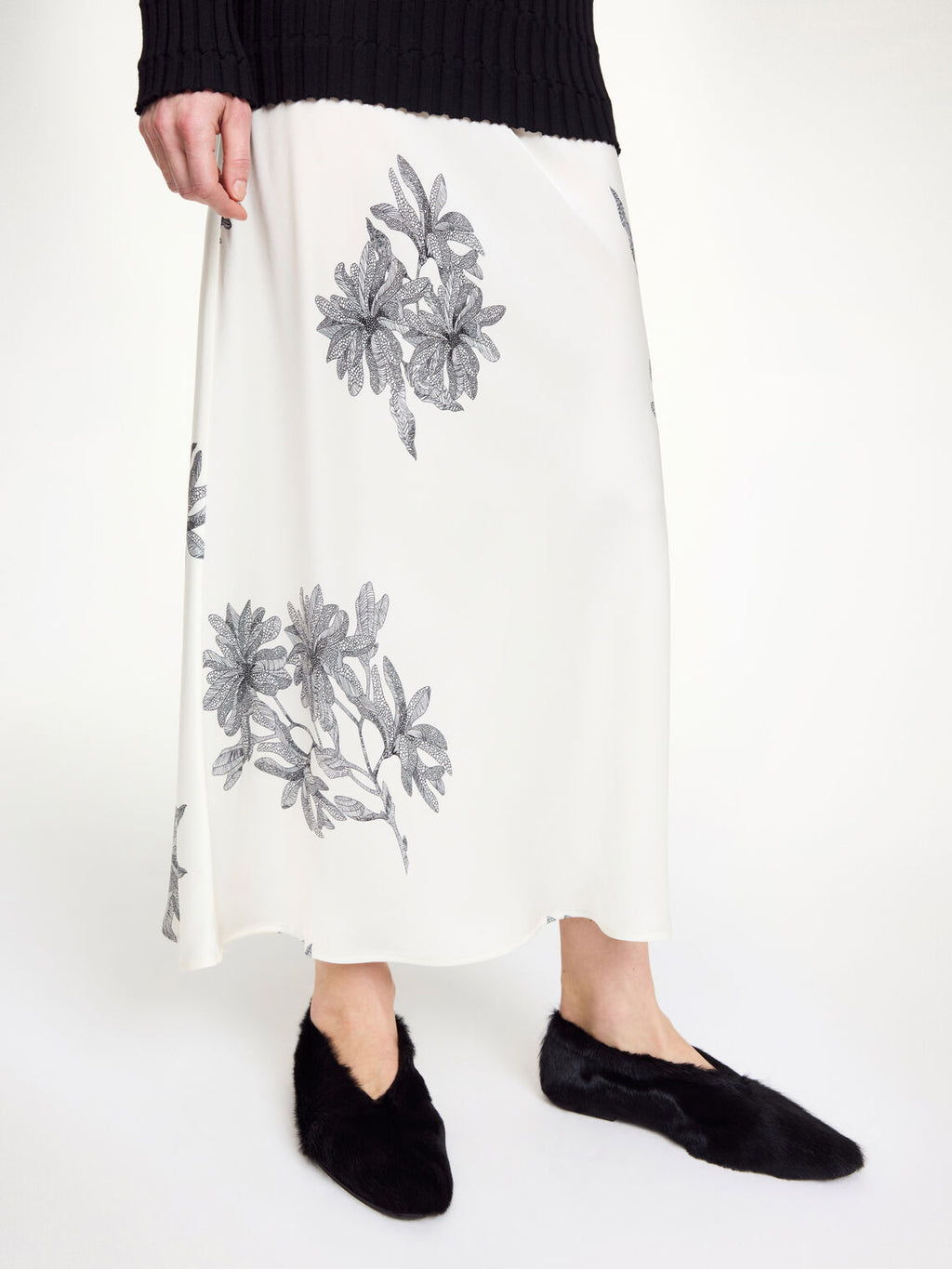 By Malene Birger Boshan skjørt med blomstermønster, i en elegant og asymmetrisk design, laget av en blanding av acetat og polyester.