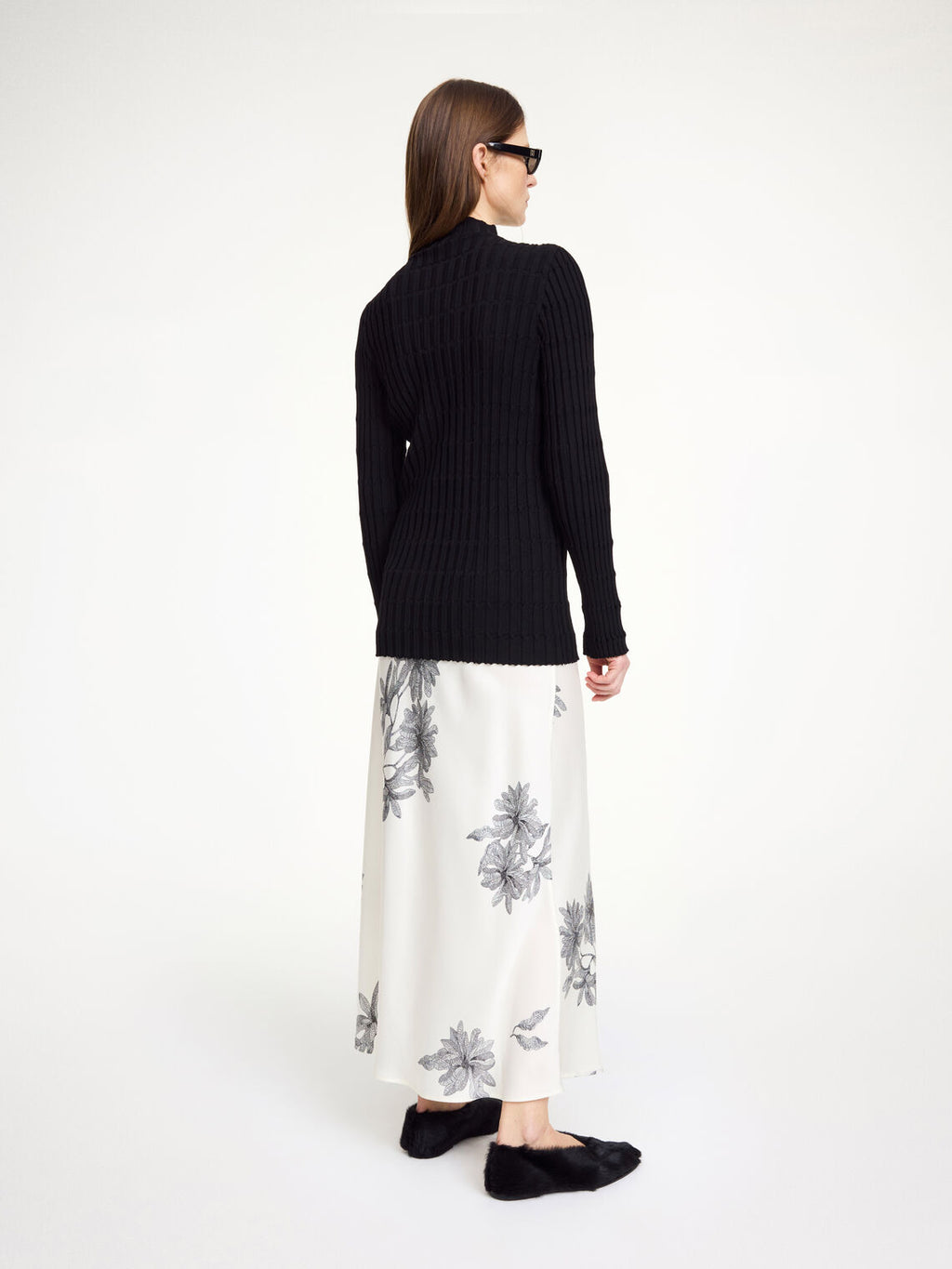 By Malene Birger Boshan skjørt med blomstermønster, i en elegant og asymmetrisk design, laget av en blanding av acetat og polyester.