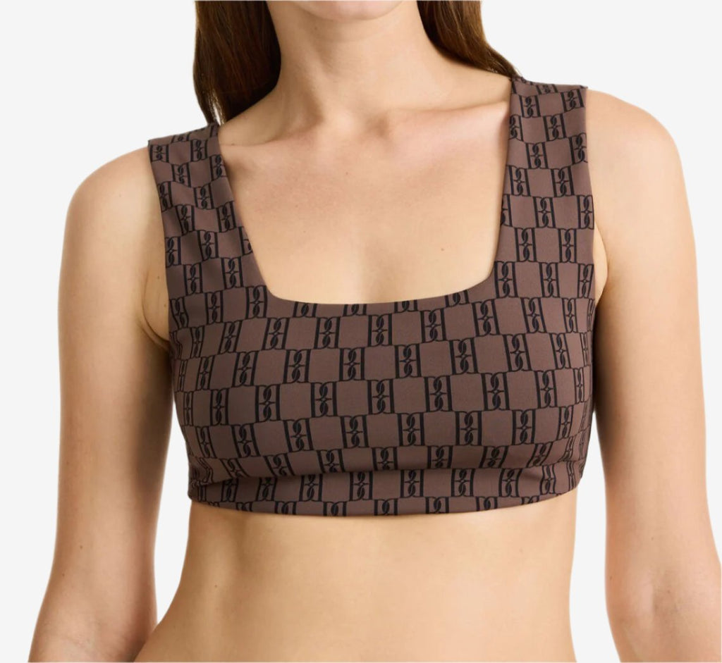 By Malene Birger Braga treningstopp i brun, med monogrammønster og elastisk bånd rundt livet, laget av resirkulert polyamid, polyamid og elastan.