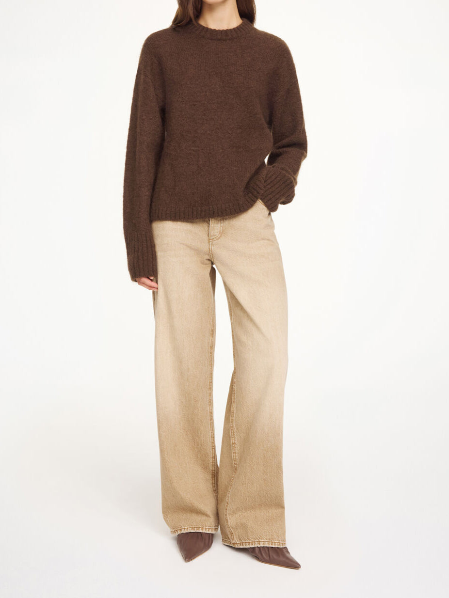 By Malene Birger Brie genser i mørkebrun, med en oversized passform og smale ermer, laget av ull, mohair og polyamid.