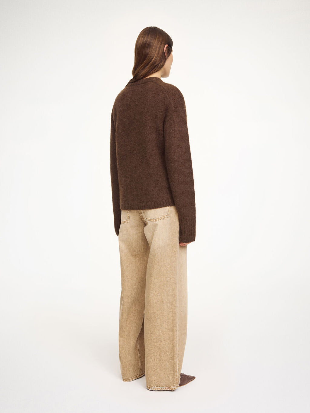 By Malene Birger Brie genser i mørkebrun, med en oversized passform og smale ermer, laget av ull, mohair og polyamid.