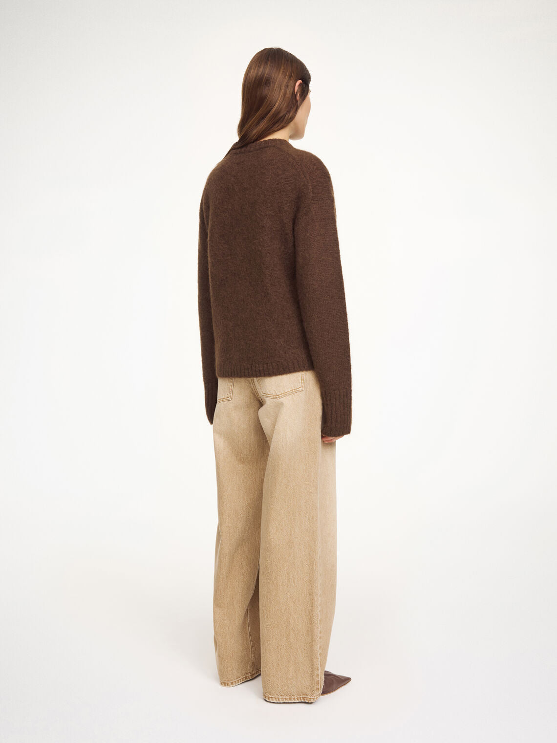 By Malene Birger Brie genser i mørkebrun, med en oversized passform og smale ermer, laget av ull, mohair og polyamid.