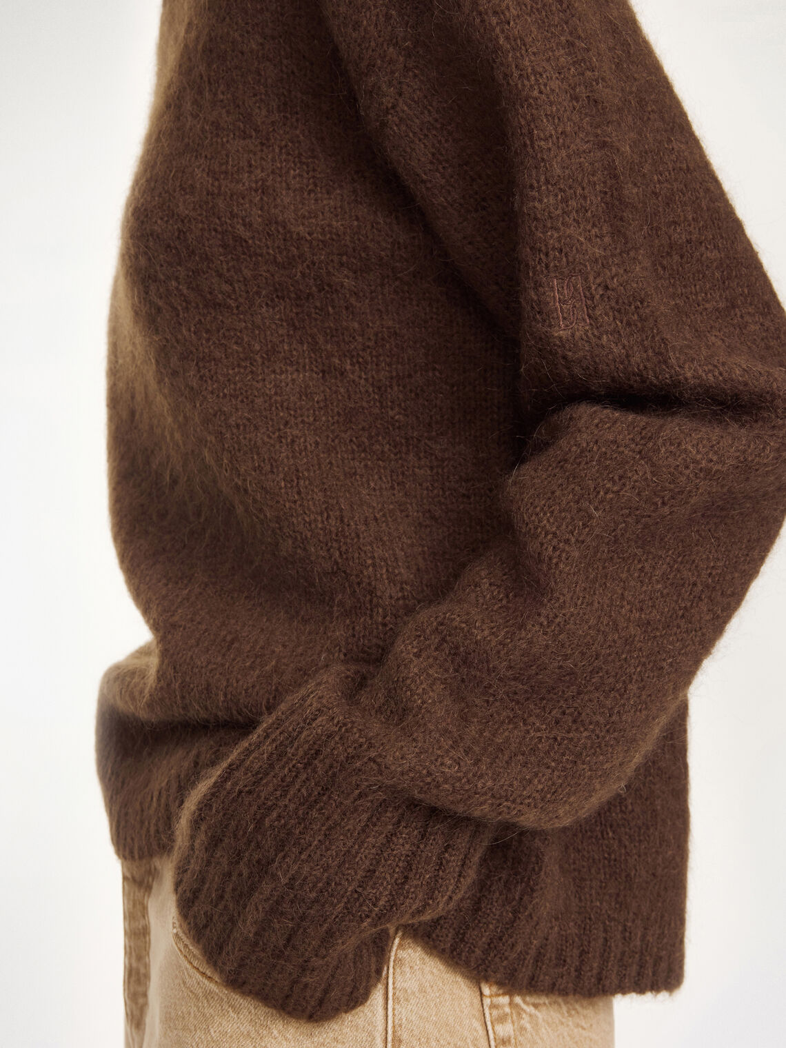 By Malene Birger Brie genser i mørkebrun, med en oversized passform og smale ermer, laget av ull, mohair og polyamid.