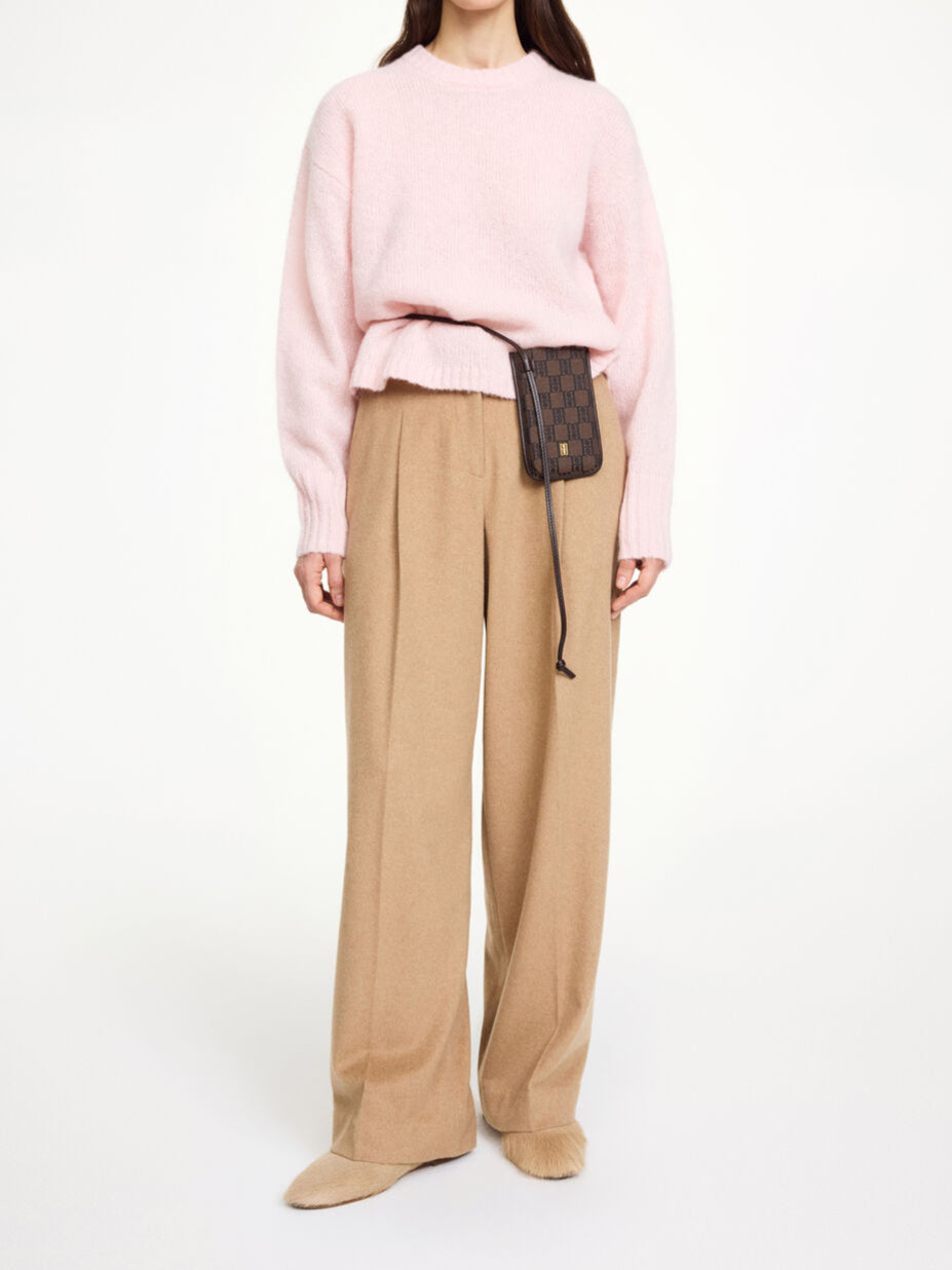 By Malene Birger Brie genser i rosa, med en oversized passform og smale ermer, laget av ull, mohair og polyamid.