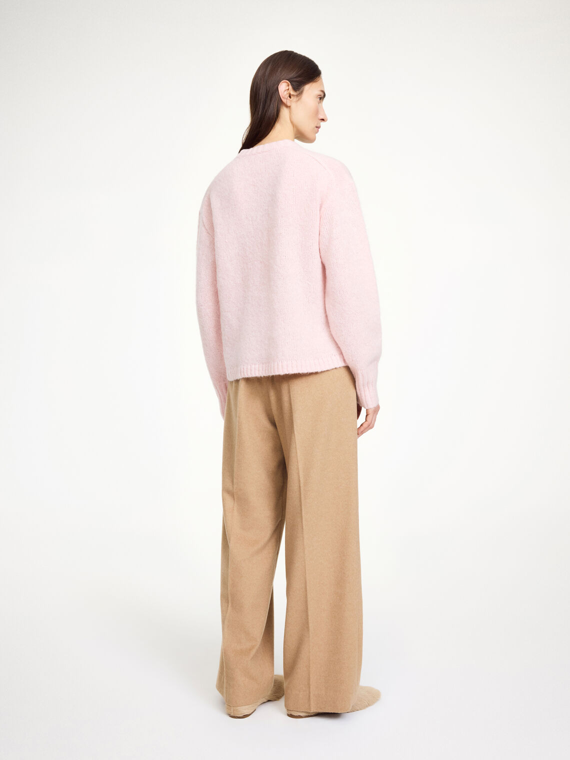 By Malene Birger Brie genser i rosa, med en oversized passform og smale ermer, laget av ull, mohair og polyamid.