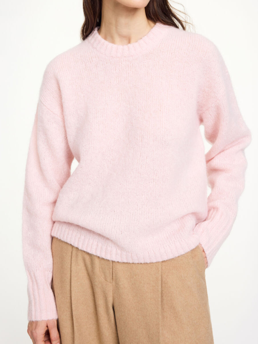 By Malene Birger Brie genser i rosa, med en oversized passform og smale ermer, laget av ull, mohair og polyamid.