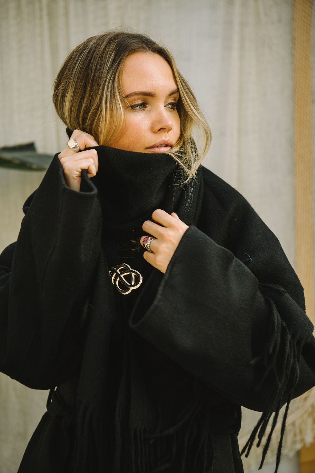 By Malene Birger Broche brosje i gullfarget sink, med myke linjer og et tidløst Swirl-motiv.