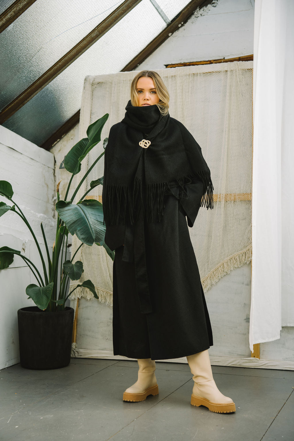 By Malene Birger Broche brosje i gullfarget sink, med myke linjer og et tidløst Swirl-motiv.