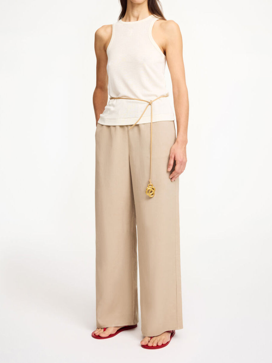 By Malene Birger Cabello bukser i beige, laget av en blanding av lyocell og lin, med strikk i livet og vide ben.