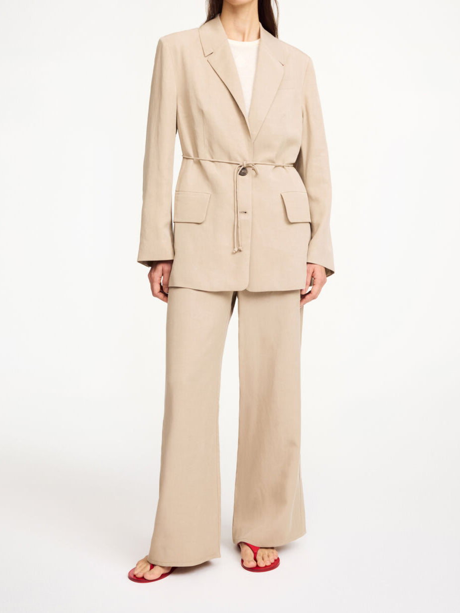 By Malene Birger Cabello bukser i beige, laget av en blanding av lyocell og lin, med strikk i livet og vide ben.