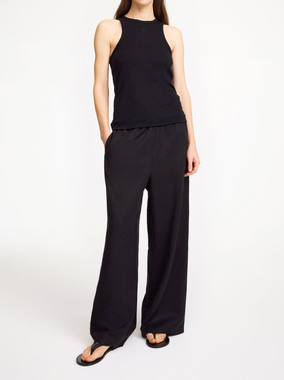 By Malene Birger Cabello bukser i sort, laget av en blanding av lyocell og lin, med strikk i livet og vide ben.