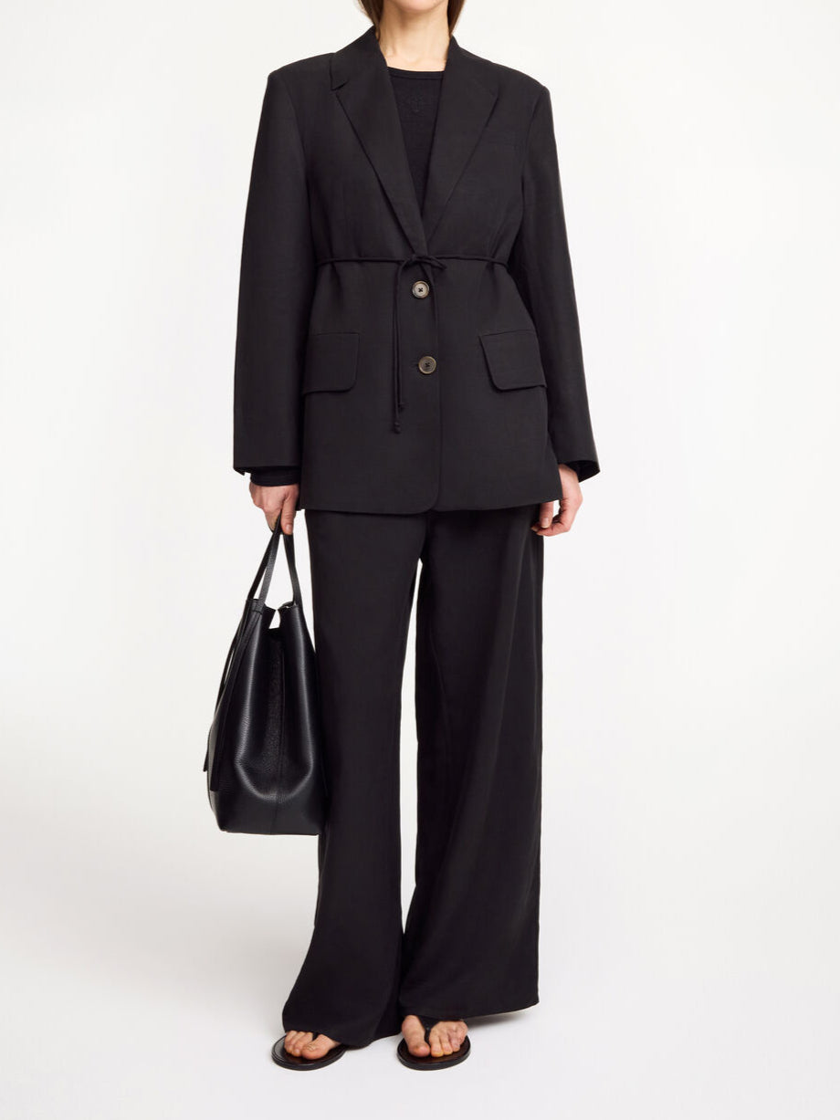 By Malene Birger Cabello bukser i sort, laget av en blanding av lyocell og lin, med strikk i livet og vide ben.