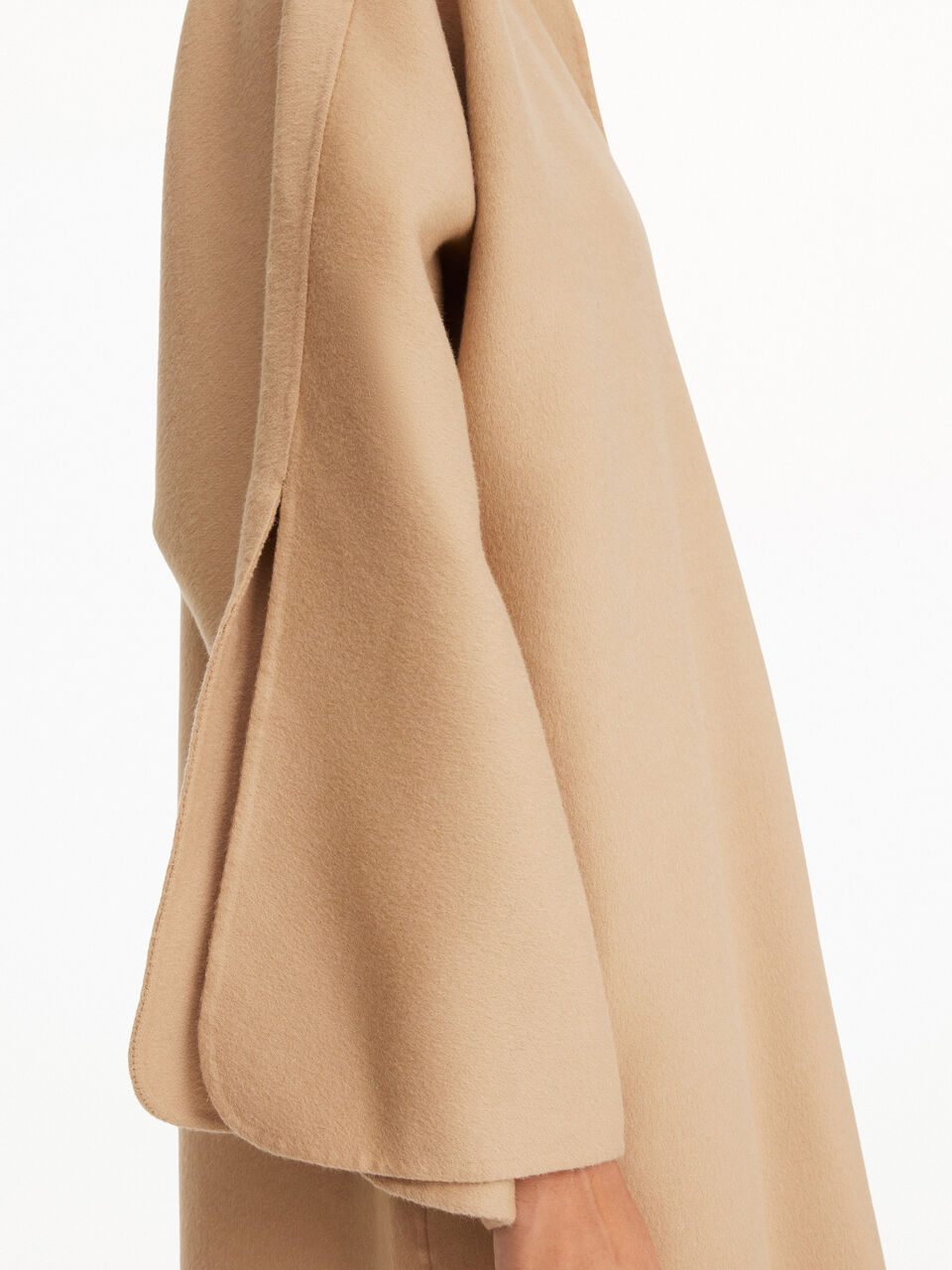 By Malene Birger Cais kjole i beige, laget av 100% ull, med en løs passform, v-utringning og splitt på ermene.