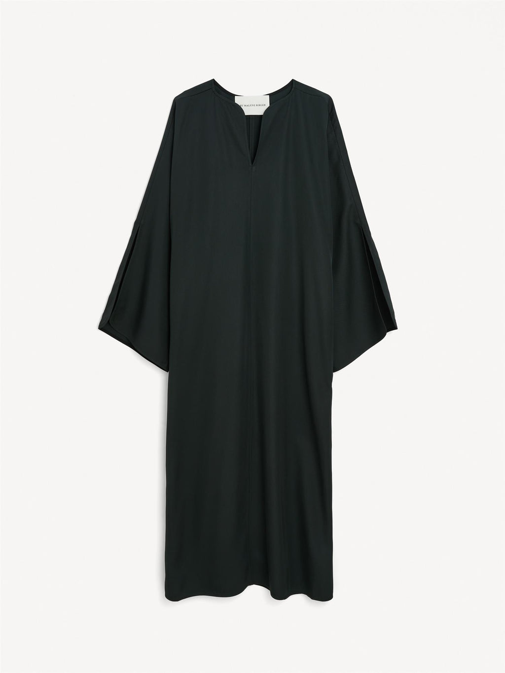 By Malene Birger Cais kjole i sort, laget av lett acetat, med ankel lang lengde, nett v-utringing og splitt på ermene.