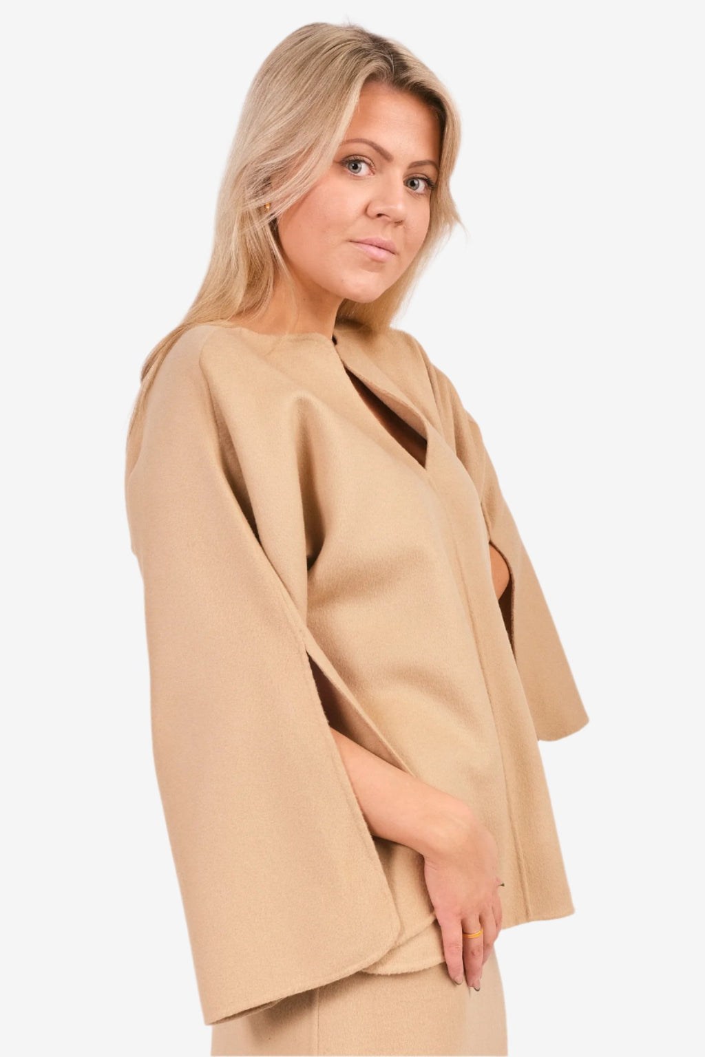 By Malene Birger Calias bluse i beige, med v-utringning og splitt på ermene, laget av 100% ull.