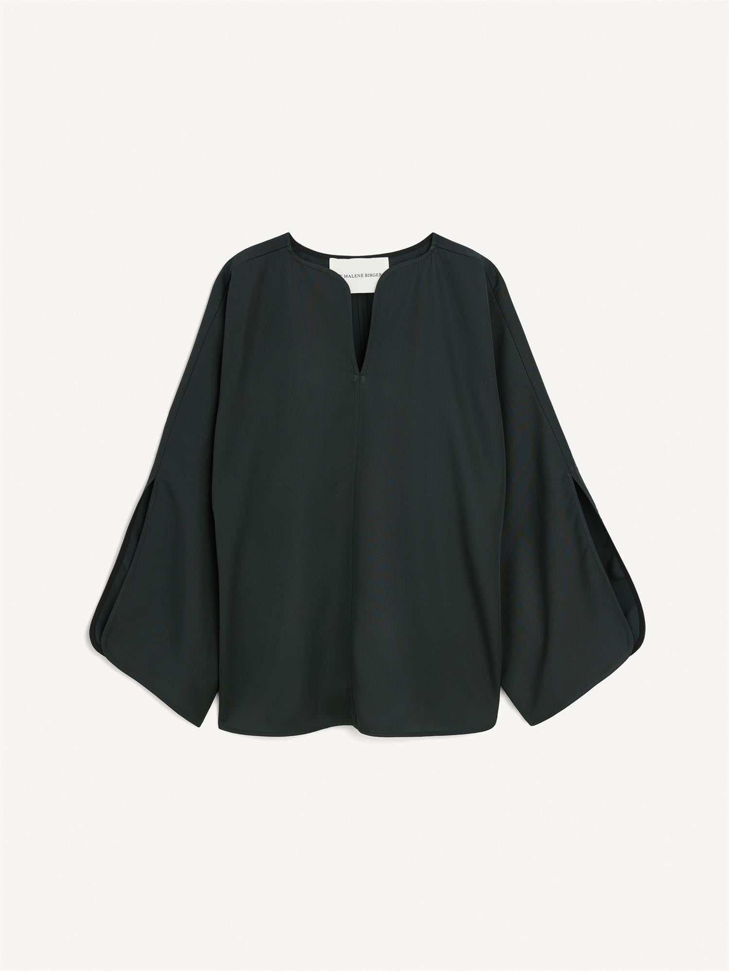 By Malene Birger Calias bluse i sort, laget av 100% acetat med splitt på ermene og v-utringning.